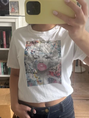 Vit t-shirt med tryck - Vit t-shirt med ett tryck. Köpt utomlands på en marknad i storlek S❤️