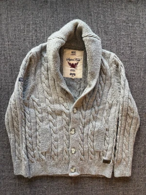 Superdry kofta ~ vintage  - Säljer nu denna sjukt snygga Superdry stickade koftan | st L ~ 176–186cm | passar bäst som M | passar perfekt nu till kyligare dagar! Modellen produceras inte längre och är därav väldigt sällsynt. Kan även gå ner lite i pris vid snabb affär🍁🫶
