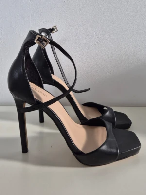 ALDO Sandaler, Klack - Svart, storlek 38, klackhöjd 11 cm  - Har aldrig haft på mig dessa ute, endast testat de hemma. Ser att de har skadats lite på innersulan under flytt, förmodligen av andra klackskor i samma låda/påse. Se bild nr 3, höger sko (vänster på bilden). Men de är annars i absolut nyskick!! Innermått: 24,5 cm Klackhöjd: 11 cm Nypris: 879 kr