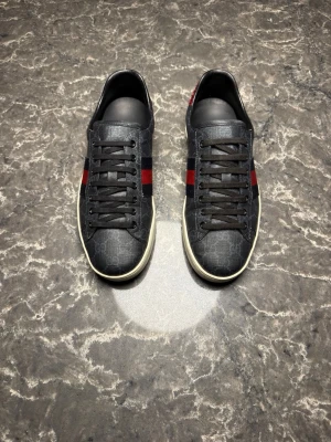 Gucci ace - Säljer ett par otroligt snygga skor från det exklusiva märket Gucci! Skorna är i mycket bra skick, skulle säga ungefär 9/10. Nypris ligger på över 8000kronor men säljer dessa för endast 2199 och kan gå ner i pris ännu mer vid snabb affär! Skriv gärna ifall det är några funderingar, allt bästa SkoKapet