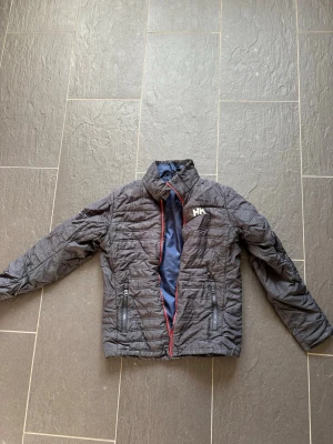 Helly hansen - En rätt använt helly Hansen jacka i navy. Okej skick därav priset. Hör av dig vid frågor.