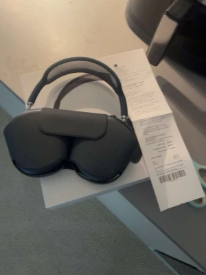 Apple AirPods Max hörlurar svart - Snygga och moderna Apple AirPods Max i svart med stilren design. Over-ear hörlurar med mjuka öronkuddar och justerbart huvudband i metall och mesh. Levereras med smart skyddsfodral. Perfekta för musik, gaming eller film med grym ljudkvalitet.