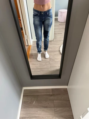 Jeans  - Jeans från Gina Tricot i strl 28. Använt några gånger. Köparen står för eventuell frakt. 