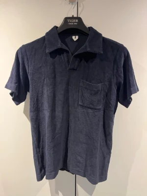 Mörkblå frotté pike - Snygg mörkblå t-shirt i mjuk frotté med rak passform. 
