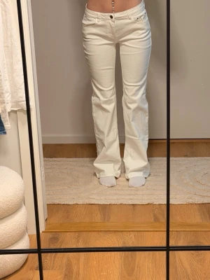 Vita bootcut jeans med låg midja - Säljer ett par vita bootcut jeans med låg midja och klass. Jeansen har en snygg utsvängd passform och är tillverkade i ett mjukt denimtyg som sitter bekvämt och är stretchiga. Utmärkt för dig som vill ha en clean girl look.                                                                                ⭐️Säljes i nyskick, utan defekter & slitage  (ej använda)                                 💭Har du frågor? Skriv på annonsen och jag svarar så fort jag kan!