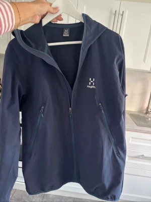 GoreTex Haglöfs Jacka - I’m selling my Haglöfs jacket because it doesn’t fit me very well. It’s in great condition it’s fully water proof doesn’t just absorb water but it just slides of the jacket. Perfect for the season coming ahead!