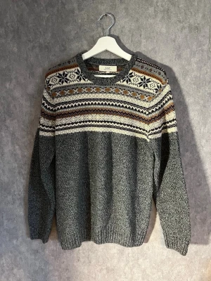 Stickad crewneck med mönster  - Väldigt snygg stickad crewneck med mönster i storlek S. 