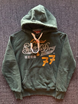 Superdry hoodie ~ sällsynt  - Säljer nu denna sjukt snygga Superdry hoodien | st L ~ 180–190cm | olivgrön färg som passar perfekt nu till kyligare dagar! Modellen produceras inte längre och är därav väldigt sällsynt. Kan även gå ner lite i pris vid snabb affär🍁🫶