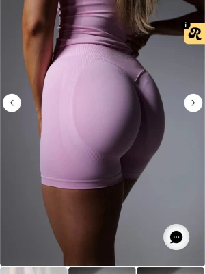 Ljusrosa tighta träningsshorts - Säljer ett par ljusrosa, tighta träningsshorts med hög midja. Shortsen är sömlösa och tillverkade i ett stretchigt syntetmaterial som sitter skönt och formar sig efter kroppen. Perfekta för gymmet eller andra träningspass. Modell align seamless scrunch shorts. Helt nya med prislapp kvar. Säljer då jag inte tyckte att färgen passade mig. Nypris 399. 