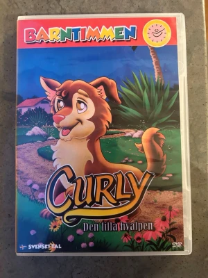 Curly - den lilla valpen DVD - DVD-film med ”Curly - Den lilla valpen”. Filmen har svenskt tal och är 47 minuter lång. Originaltitel: Curly, The Littlest Puppy.  Finns på språk: Svenska, Danska, Norska    OBS!! skivorna är begagnade så det kan förekomma repor/hairlines på skivorna, men då jag kollar igenom alla filmer jag säljer garanterar jag att alla funkar felfritt om inget annat står! :)