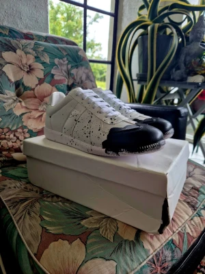 Maison Margiela svart färg - Säljer ett par vita Maison Margiela med svart färg, originaldelar medföljer, skorna är i nyskick och endast testade.