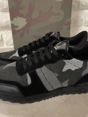 Valentino Garavani Rockrunners - Snygga sneakers i svart och grått med camomönster och meshdetaljer. Perfekt för dig som vill sticka ut lite Valentino Rockrunners 