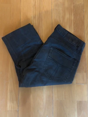 Mörkgråa Tiger of sweden jeans - Säljer ett par mörkgråa slim fit jeans från TOS. Jeansen är i helt ok skick och har inga defekter. W30 L32. Hör av er vid funderingar🙌