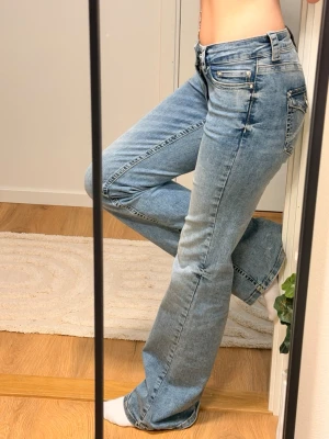 Low waist bootcut jeans, broderade fickor & stenar - Otroligt sköna och snygga jeans från Nelly i storlek Eu 36 (sitter som M).                                                              ⭐️Säljes i nyskick, utan defekter & slitage                                 ⭐️Väl omhändertagna (I detta fall använts 1 gång)         💭Har du frågor? Skriv på annonsen och jag svarar så fort jag kan!