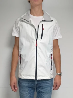 Helly Hansen väst  - Helly Hansen väst | Skick: 8/10 | Strl S regular | Pris - 999 | Små defekter som smuts kan hittas på sista bilden | Fraktar via Postnord eller Instabox på köparens bekostnad | Hör av dig vid minsta fråga eller fundering//CL
