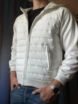 Vintage Cardigan  - Vintage Cardigan  Storlek M/S | Går ner i pris vid snabbt köp! | Är 185, väger 74kg | Längd ≈65cm, Bredd armhåla - armhåla ≈52cm |Hör av vid ytterligare frågor!!!  Fraktas inom 24h 🚚