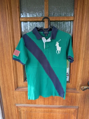 Vintage Ralph Lauren piké - Tjena! Jag säljer en riktigt snygg vintage Ralph Lauren piké😁 Den är i mycket bra skick och har inga fläckar eller skador☺️ Den är självklart äkta✅ Skicka om du har några frågor😄