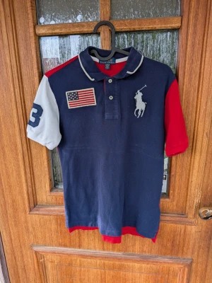 Vintage Ralph Lauren piké - Tjena! Jag säljer en riktigt snygg Ralph Lauren piké! Den är i mycket bra skick och har inga fläckar eller skador😁 Den är självklart äkta✅ Skicka om du har några frågor☺️