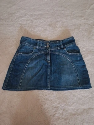 Jeanskjol - En jeanskjol som tyvärr har blivit för liten för mig!