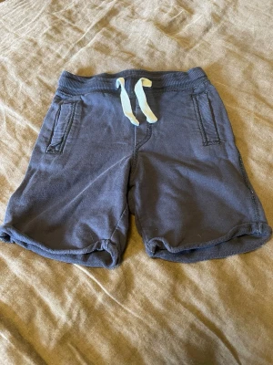 Mörkblå barnshorts med snörning stl.92 - Barn shorts stl.92, etiketten finns ej, bomull 