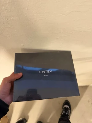 Lintex Air Pocket set - Säljer ett Lintex Air Pocket set för elektronikförvaring. Paketet innehåller en Air Pocket, en Board Eraser, 3 pennor och 3 ersättningsfiltar. Allt är snyggt förpackat i en svart, rektangulär box. Perfekt tillbehör till whiteboard eller kontor.