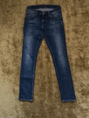 Mörkblå skinny jeans med stretch - Snygga mörkblå skinny jeans med lätt slitning och klassisk femficksmodell. Jeansen har smal passform och är tillverkade i stretchigt denimtyg för extra komfort. Perfekta till en avslappnad stil och passar till det mesta i garderoben. Väldigt tighta som man hör på modellen ”Tight terry”