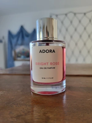 Adora Bright Rose Eau de Parfum - Fräsch och sensuell doft från Adora, en blommig och lite söt doft, jättetrevlig🌸