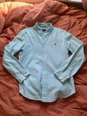Polo Ralph Lauren Slim Fit Oxford skjorta - Säljer en otroligt stilren och fin Ralph lauren skjorta i storlek L. Mycket fint skick på den, i princip oanvänd😊ny pris på dessa är mellan 1500-2000 kr🤯                                                                          Vid frågor är det bara att skriva!                                                                                         