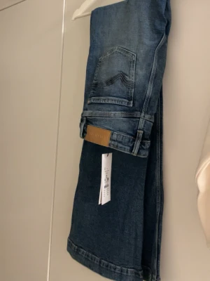 shape up flare jeans - Super fina jeans, helt nya med prislapp från Gina, köptes för 499:95
