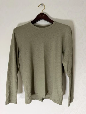 Longsleeve T-shirt Vailent - Säljer en schysst longsleeve tisha från Vailent i en linneblandning | Använd max 2 gånger | Storlek Small | Modellen på bilden är 178cm | Hör av dig vid minsta fundering