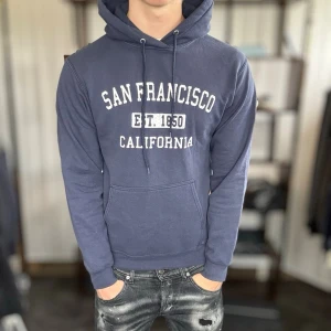 Hoodie med tryck - Bra skick, använd men inget stort🤩. Modellen är 185 cm, 75 kg. Alltid billigare pris vid köp av flera varor‼️🙌Svarar alltid på frågor eller funderingar! 500 recensioner med 5/5🤝