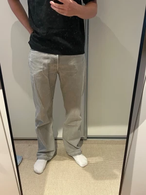 Ljusgrå Levis 501 - Riktigt snygga Levis 501 storlek W33 och L36 men skulle säga att dom känns kortare än så, jag brukar ha 30-32 i längd och dom är inte allt för långa på mig. Har en utbytt knapp annars toppenskick!
