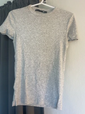 Ribbad T-shirt  - Grå ribbad T-shirt från Lager 157