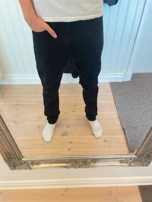 Svarta Levis 510 slim - Svarta Levis 510 i slim relaxed fit. Riktigt snygga och sitter fint! Modellen är 183, storlek 32/32 men passar mer 29-30 i midja. Hör av er vid funderingar!