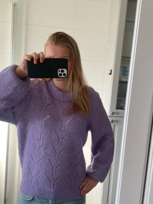 Ljuslila stickad tröja med mönster -  Storlek M, men passar mer  XS och S jag brukar ha XS och den passar mig bra.