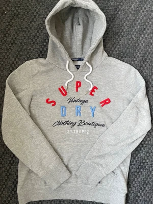 2000s Superdry St. Tropez Hoodie (sällsynt) - Säljer nu denna sjukt snygga Vintage 2000s SuperDry hoodie! Passar till allt och har en perfekt passform. Säljs ej längre i butik och är därav mycket eftertraktad😊 passar S perfekt ! Skriv vid funderingar 🤝