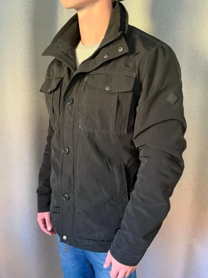 J.Lindeberg Fieldjacket  - Säljer en skön J.Lindeberg fieldjacka! | Fint skick på jackan, det förekommer något tecken på användning men syns inte så värst mycket! | Storlek L, den passar mig som är 178cm och 67kg bra så är något mindre i storleken! | Ställ gärna frågor innan du köper!