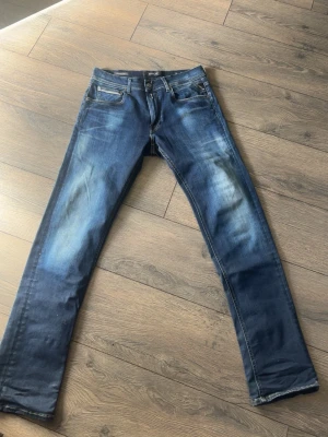 Replay jeans - Hej, säljer ett par blå replay jeans helt utan defekter. Det är en riktigt najs blå tvätt som är populär. Dom är riktigt fräscha och är normal i storleken. Bara att höra av sig vid vidare funderingar.😊