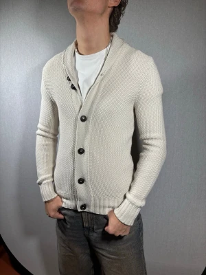 Cello kofta S - Hej och välkommen till byTorén. Detta är en kofta från Celio i storlek S med normal passform. Modell på bild är ca 182, 67kg. Plagget är i bra skick utan några defekter. Tveka inte på att höra av dig, även om det skulle vara minsta lilla;)