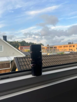 Asad Elixir parfymflaska svart - Snygg parfymflaska i svart med gulddetaljer och orientaliska inslag. Flaskan har en unik design med dekorativa band runt om och text i guld. Perfekt för dig som gillar exklusiva och stilrena dofter den har 100ml kvar har bara sprayat 1 gång