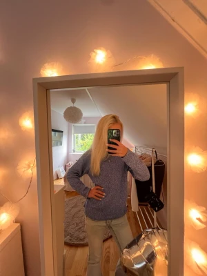 Blå stickad tröja  - Jätte mysig stickad tröja från vero Moda. Färgen på tröja är en jätte fin blå och jag säljer pågrund av att den är för stor storlek. Storleken är S och som sagt är d e för stor så därför är den aldrig använd o i mycket bra skick 💙. Tröjan är perfekt nu inför hösten o vintern 🍂☃️