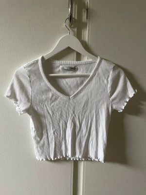 Vit croppad t-shirt  - Använt skick.