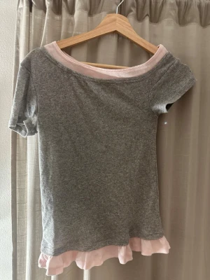 Gullig topp från Zara!  - Säljer denna toppen från Zara som är lite asymmetrisk🩷använd endast 1 gång 