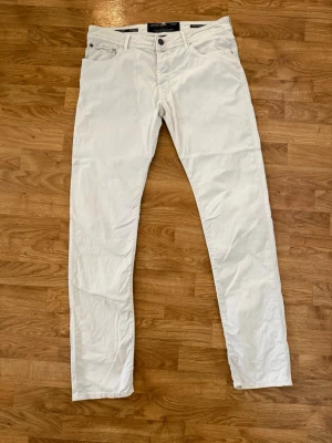 Jacob cohën’s - Jacobs cohëns jeans som jag inte längre använder. Dom har nästan aldrig varit använda och bara legat. Den har såklart den ikoniska broschen ovanför bakfickan. Priset är inte hugget i sten! Postar samma dag som köp! 💫