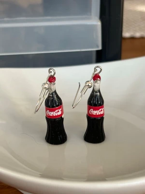 Örhängen Coca-Cola flaskor💕 - Örhängen med silverpläterade nickelfria örkrokar💕
