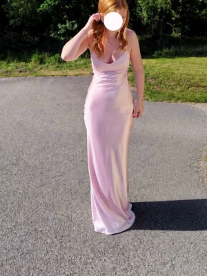 Ljusrosa balklänning  - Malika Maxi Dress – Blush från Babyboo Fashion 💕 Endast använd en gång och i mycket fint skick. Klänningen har snörning i ryggen för justerbar passform. Perfekt till bal, student eller andra festliga tillfällen. Nypris: 1300 kr