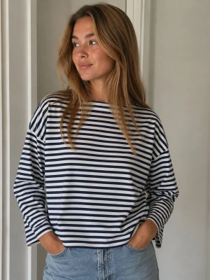 Ny randig långärmad topp Carin Wester strl M - Säljer en klassisk långärmad topp med marinblå och vita ränder. Toppen har en avslappnad passform och är tillverkad i mjuk bomull. Perfekt till jeans eller kjol för en enkel och snygg look.
