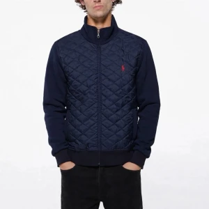 Polo Ralph Lauren Jacka S - Navy Quiltad - Högkvalitativ replika  Storlek: S Pris: 949 kr Leverans: Skickas inom 24 timmar Lager: Begränsat antal