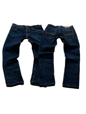 Blåa Dry Nudie Grim Tim Jeans Storlek W31 L32 - Mycket fina Nudie Jeans i blå färg. | Jeansen är i mycket bra skick och sparsamt använda. |  Äkta som allt annat jag säljer! ✅ |  Storlek: W31 L32 | Skick: Mycket Bra Skick - har blivit lagade vid skrevet (SE SISTA BILDER) | Färg: Blå | Märke: Nudie | Modell: Jeans |   Hör gärna av dig vid frågor så svarar jag så fort jag kan! 😁 |  (SKU - 227)