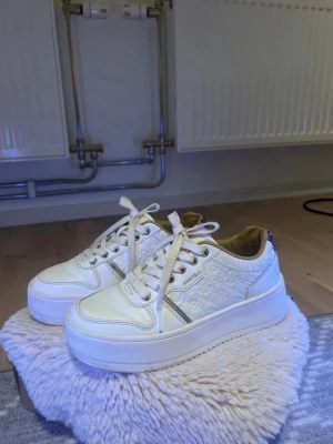 Vita sneakers med leoparddetalj - Snygga sneakers från Anna field med leoparddetalj💛 använda ett fåtal gånger då de inte passade 